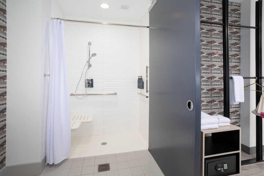 Room, 2 Queen Beds, Corner (Mobility Accessible, Roll-In Shower) photo 2
