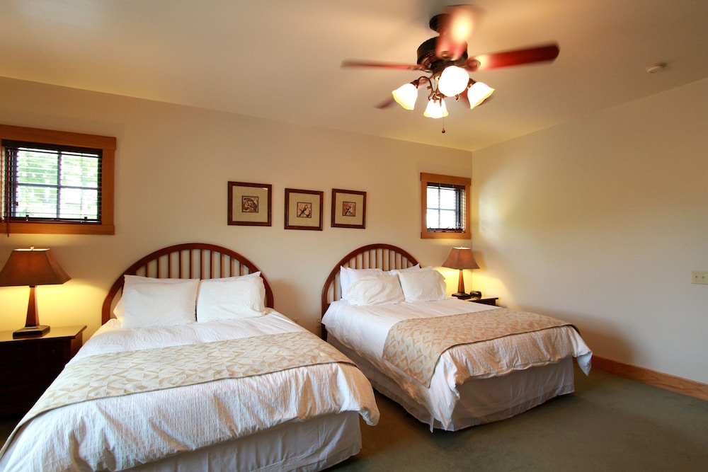 Standard Room, 2 Queen Beds, Non Smoking, Mountain View (01)
