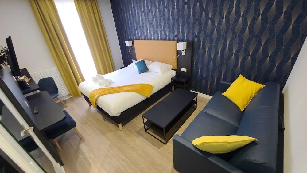 Superior Quadruple Room, 1 Queen Bed with Sofa bed