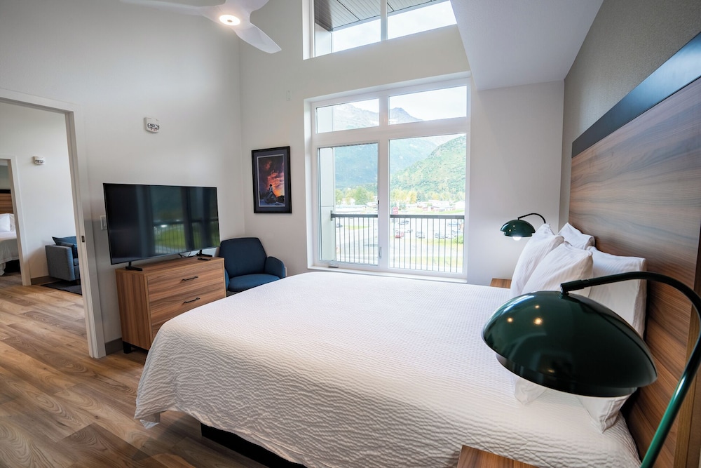 Double Room Single Use, 2 Queen Beds, Balcony, Ocean View photo 1