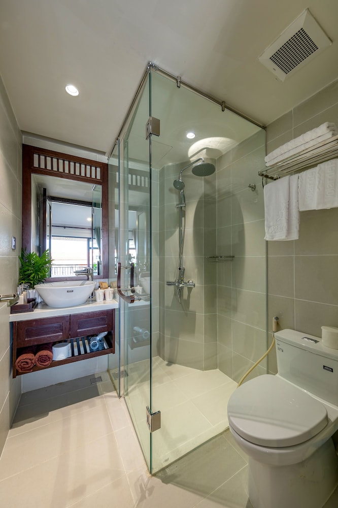 King Suite, Pool View - Photo 6