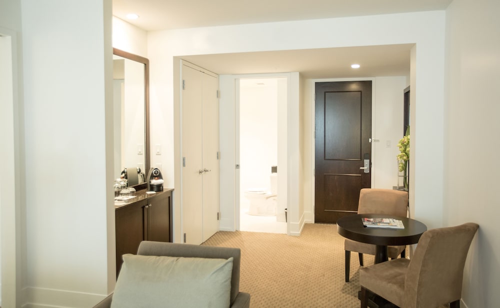 Suite Urbania, 1 Queen Bed + 1 Double Sofa Bed - Photo 3