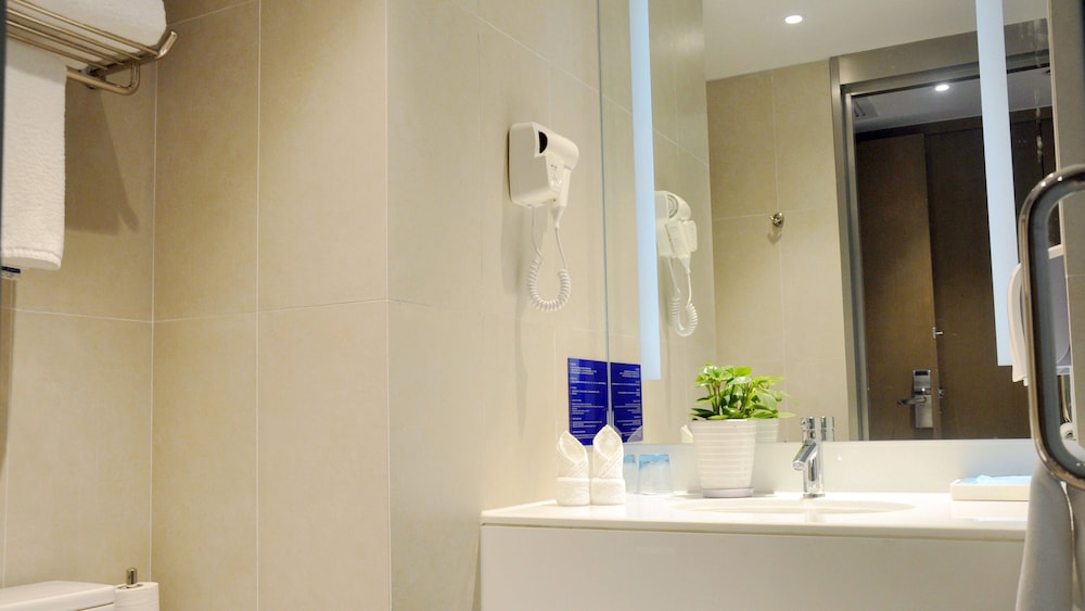 Basic Room, 1 Queen Bed, Accessible Bathtub photo 1