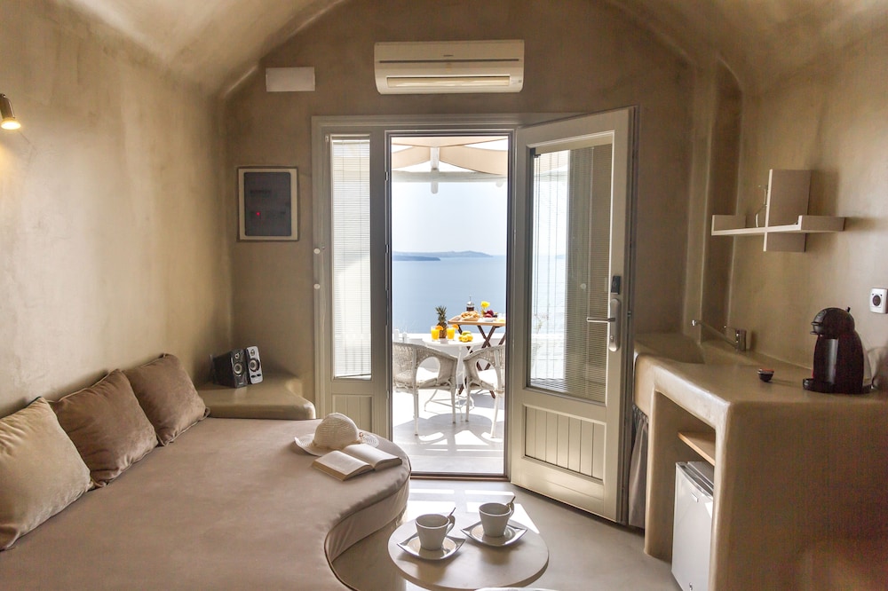 Junior Suite with Outdoor Hot Tub and Caldera view - Photo 3