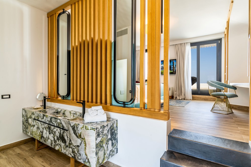 Deluxe Suite with Sea View and Hot Tub - Photo 3