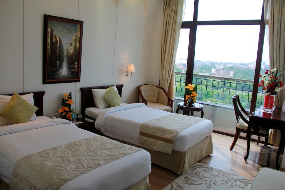 Deluxe Room, Multiple Beds - Photo 1