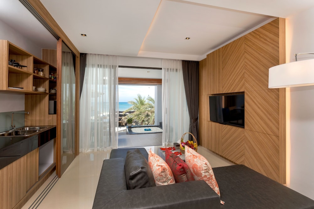 Luxury Beachfront Suite - Photo 4