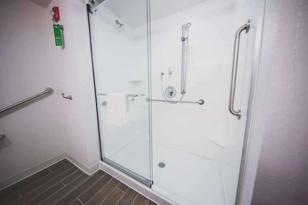 Room, 1 King Bed, Accessible, Bathtub photo 2