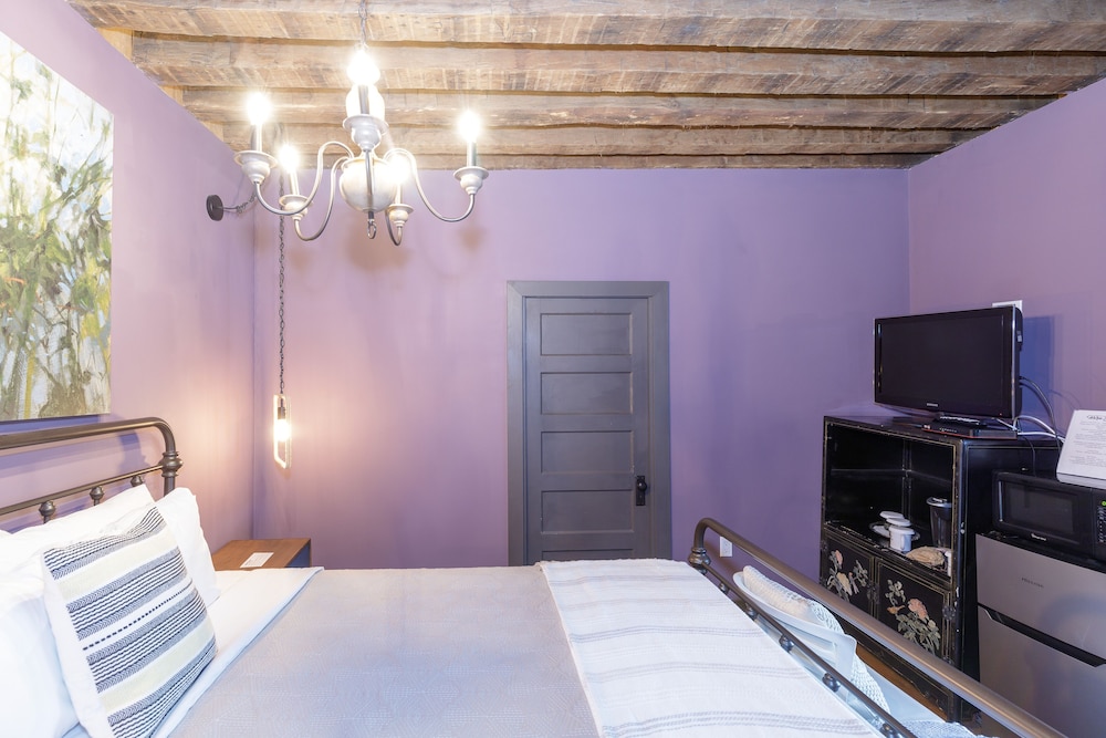 Standard Room, 1 Queen Bed (No Pets) photo 3