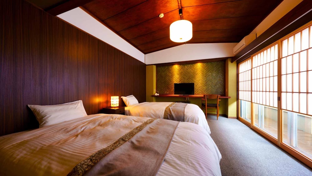 Western Room 21square meter (2 people, Sink, WC, Non Smoking)