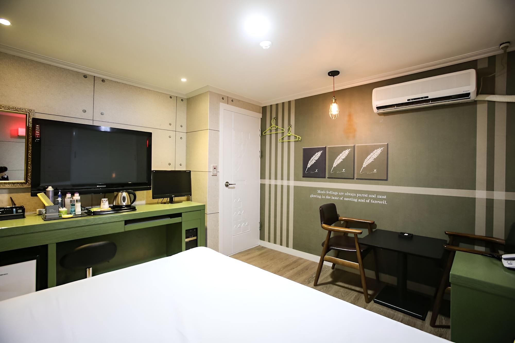 Room (Standard Room A (Free viewing of Netf) - Photo 1