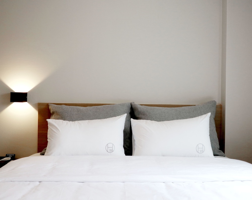 Basic Room, 1 Queen Bed, Non Smoking