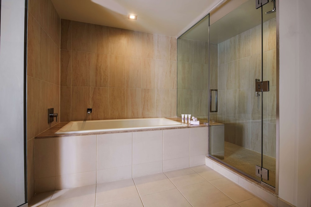 Grand Suite, 1 King Bed, Corner (ruby, Chamber)