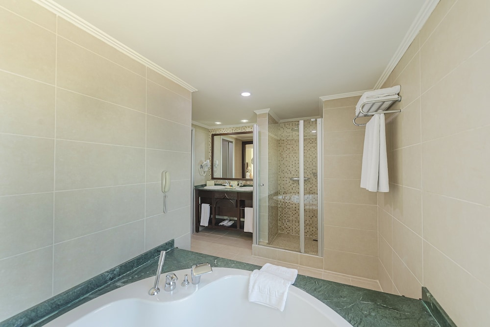 Suite, 1 Bedroom, Smoking (Seafront) thumbnail 6