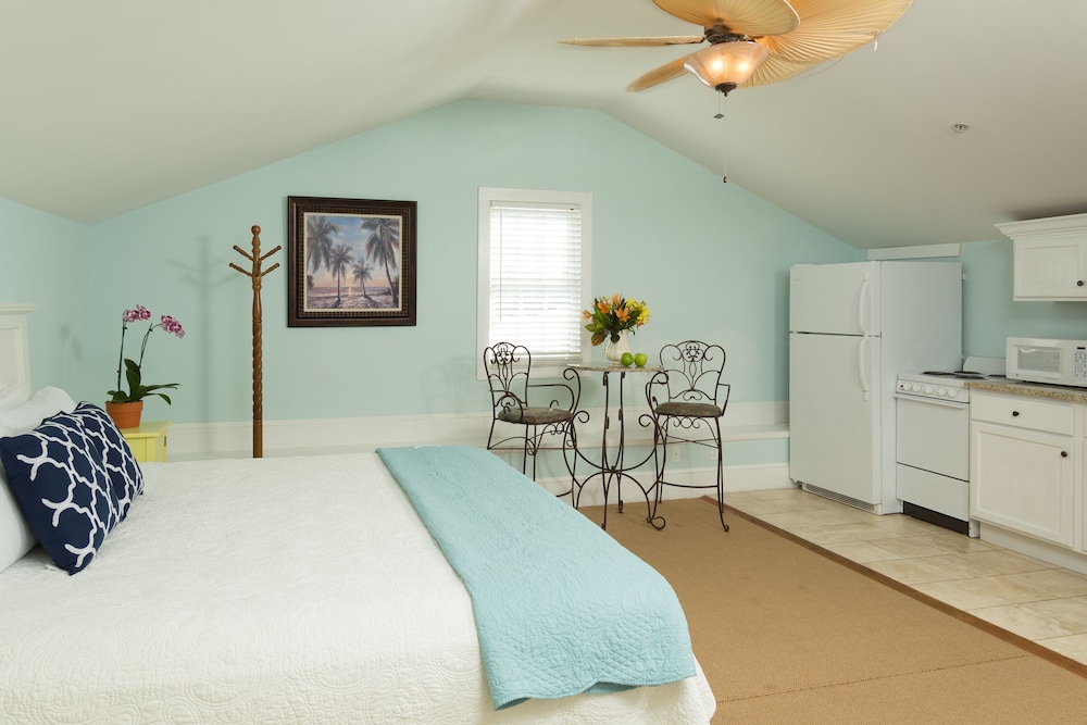 Standard Studio, 1 King Bed, Kitchenette photo 1