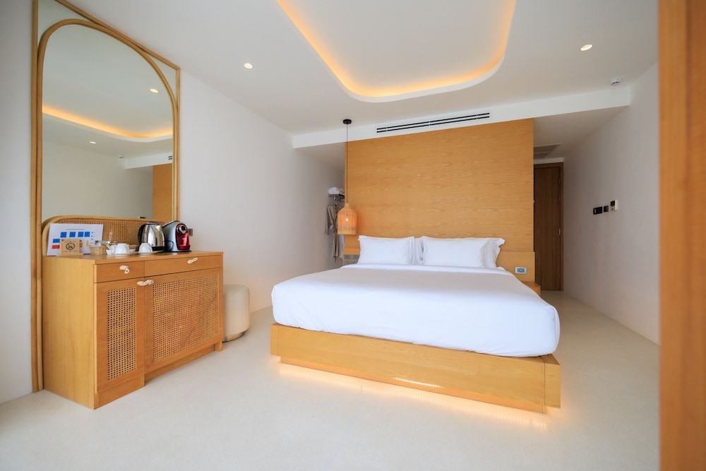 Deluxe Suite with Sea View - Photo 1