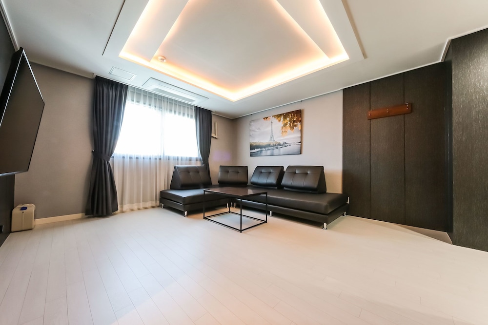 Family Room - Photo 6
