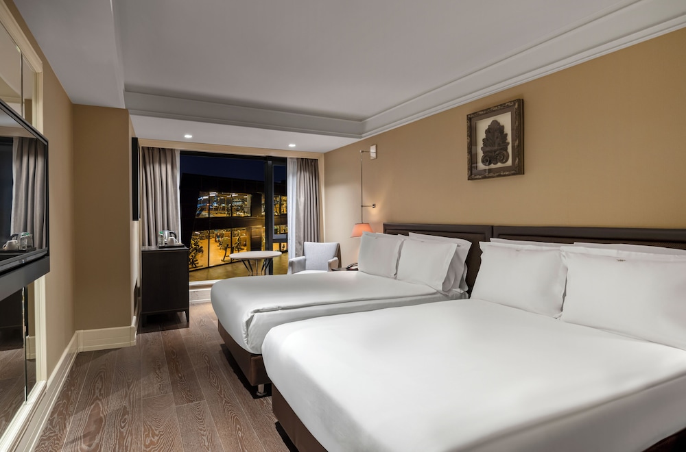 Superior Queen Twin Room with City View photo 1