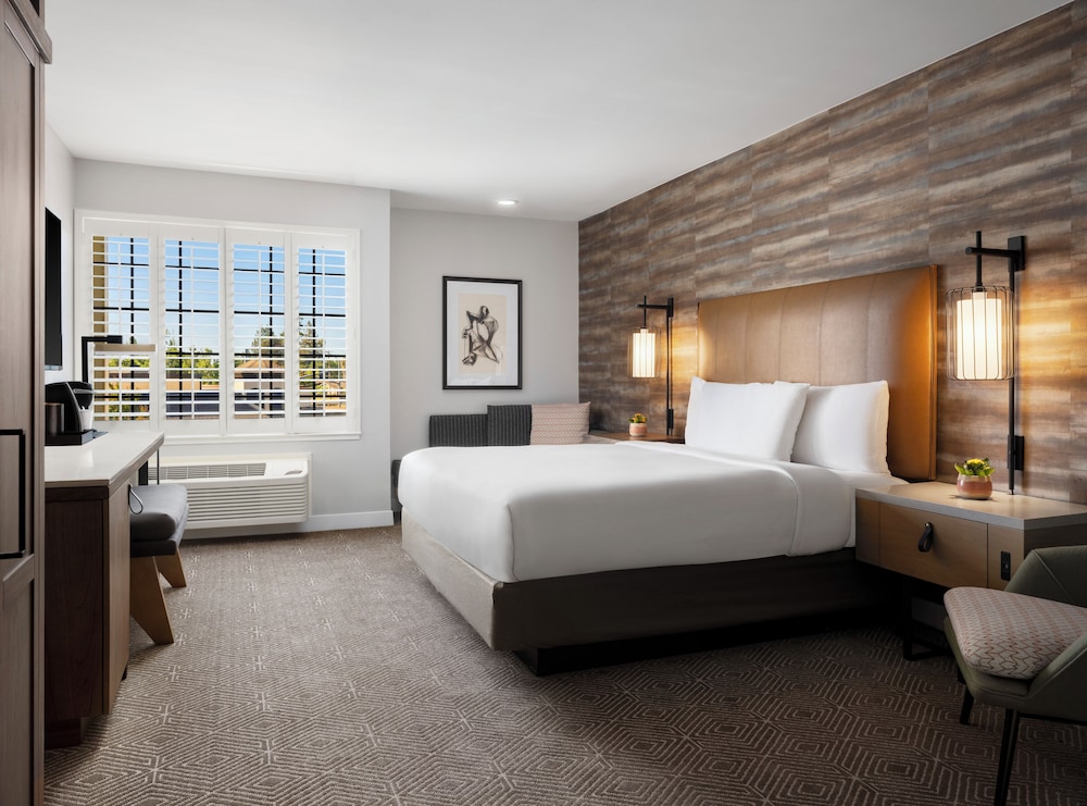 Deluxe Room, 1 King Bed - Photo 1