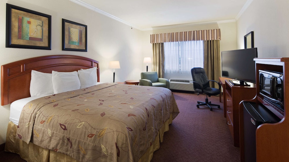 Suite, 1 King Bed, Accessible, Bathtub (with Sofa) - Photo 2