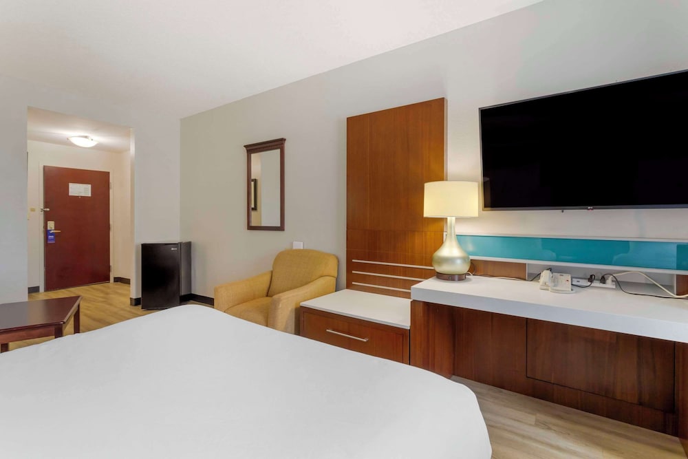 Suite, 2 Queen Beds with Sofa Bed - Photo 4