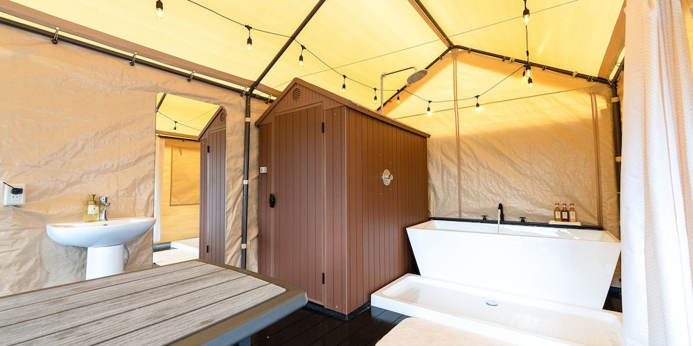 Dome Tent, Non Smoking - Photo 3