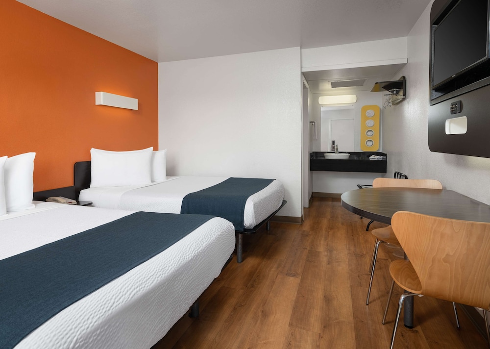 Standard Room, 2 Double Beds, Non Smoking photo 3