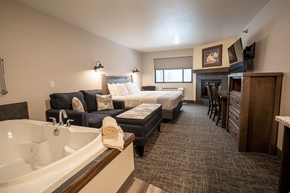 Premium Room, 1 King Bed with Sofa bed, Jetted Tub photo 2