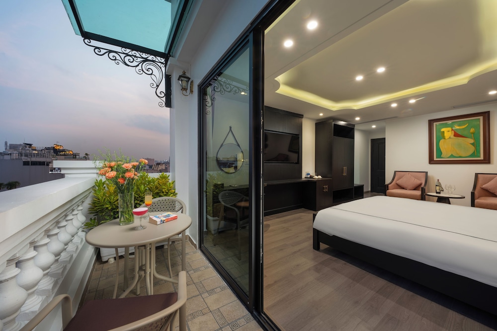 Suite, Balcony, City View photo 2