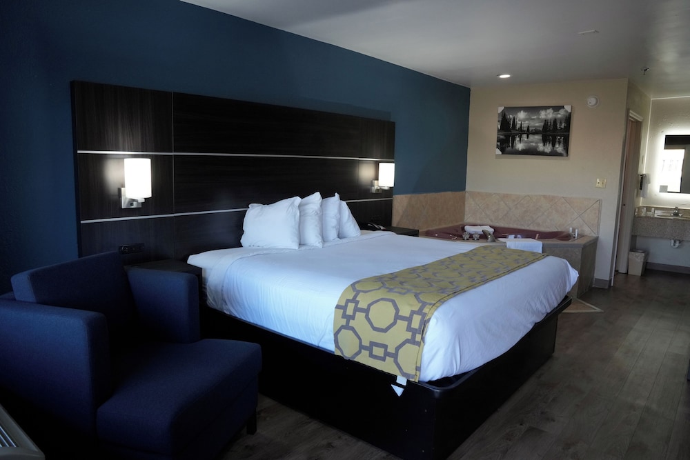 Deluxe Room, 1 King Bed, Non Smoking - Photo 7