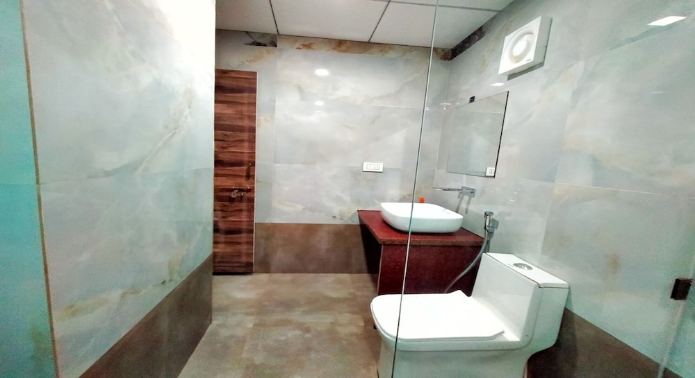 Deluxe Double Room, 1 Queen Bed with Sofa bed, Pool View photo 3