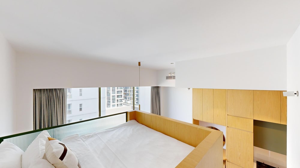 Superior Studio, 1 Queen Bed, Private Bathroom, City View photo 3