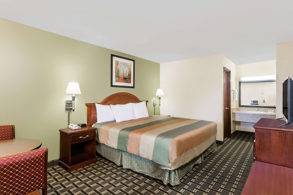 Standard Room, 1 King Bed, Smoking - Photo 3