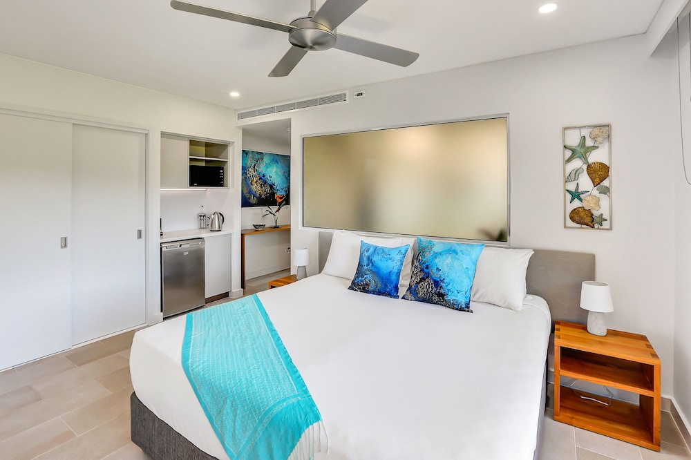 Deluxe Studio, 1 Bedroom, Partial Ocean View photo 2