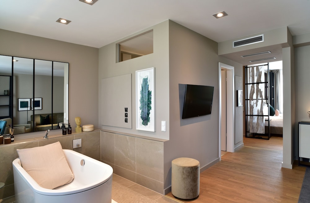 Executive Suite, 1 King Bed, City View photo 1