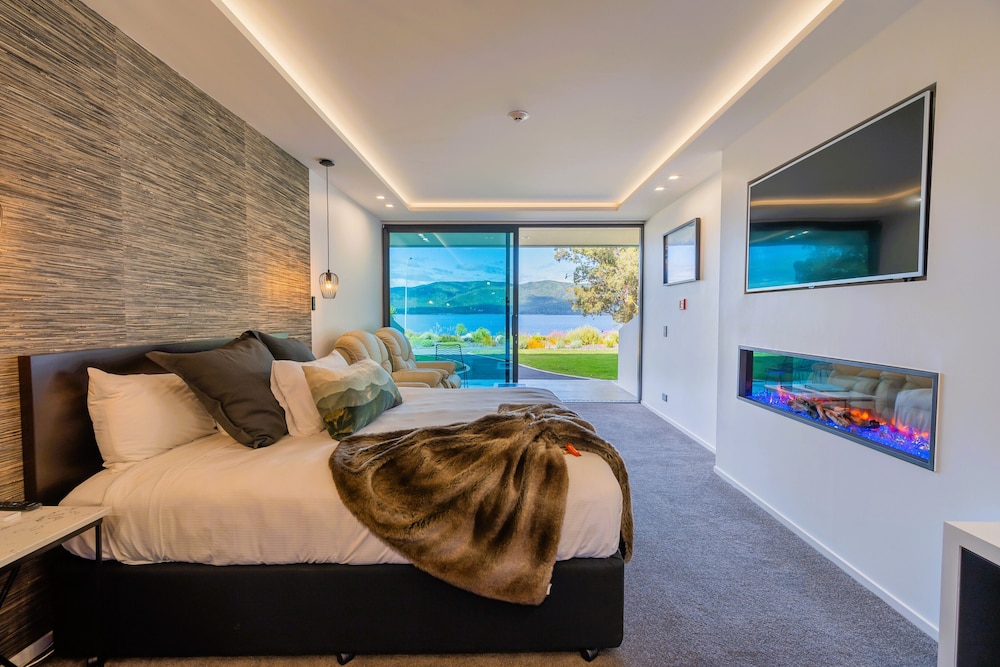 Tanara Premier Studio Suite, 1 King Bed, Accessible, Lake View - ADULTS ONLY