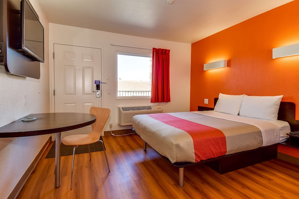 Standard Room, 1 Queen Bed, Accessible, Non Smoking photo 2