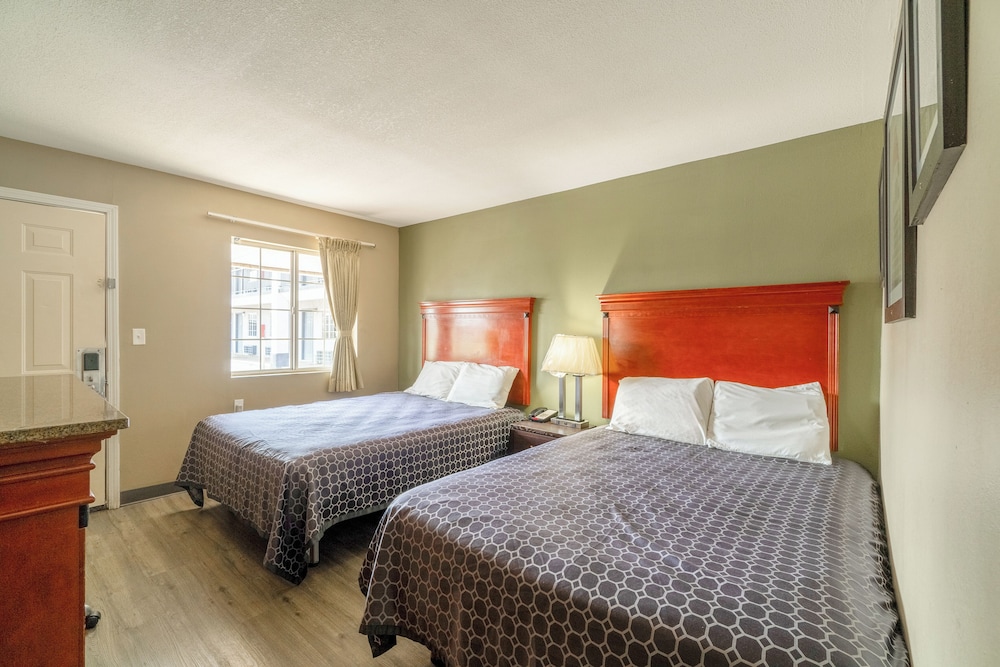 Room, 2 Queen Beds, Smoking photo 1