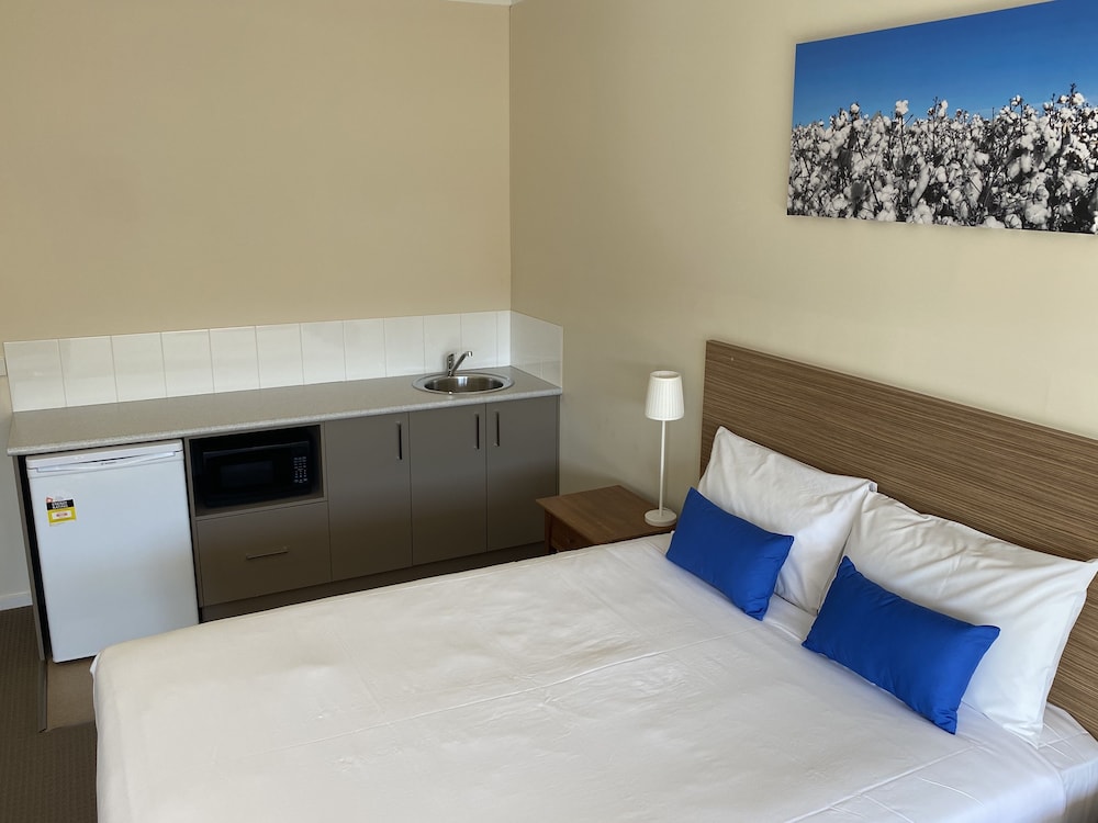 Standard Room, Non Smoking (1 Queen & 1 Single Bed) photo 2
