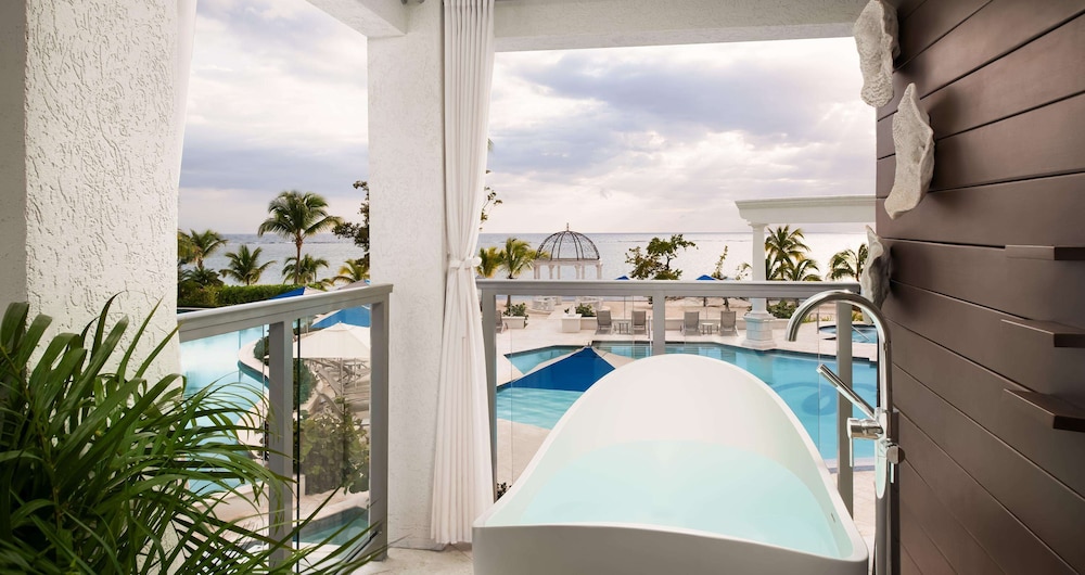 Luxury Room, 1 King Bed, Balcony, Beachfront (Starlight Tranquility Soaking Tub) photo 1