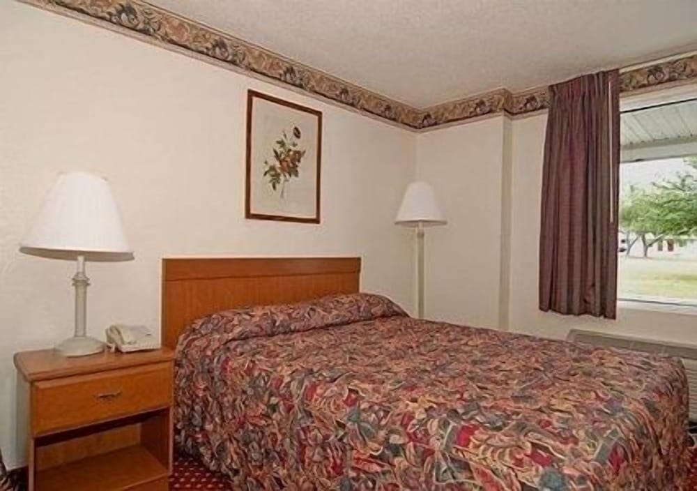 Standard Room, 1 Queen Bed Smoking photo 1