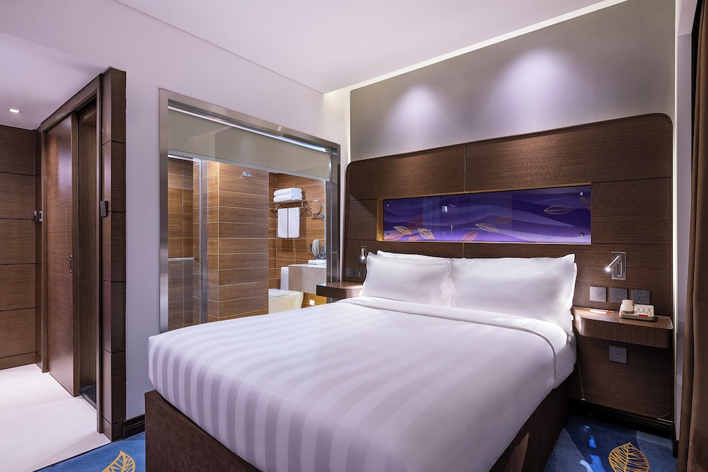 Superior Suite Queen Size Bed - Photo 3