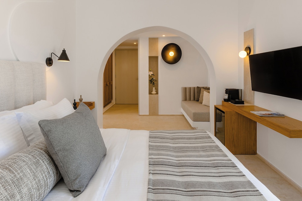 Elegant Suite with Private Infinity Pool & Heated Outdoor Jetted Tub - Caldera View - Photo 14