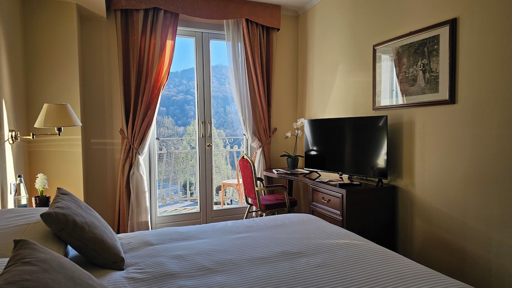 Superior Double or Twin Room, Balcony, Partial Lake View photo 3