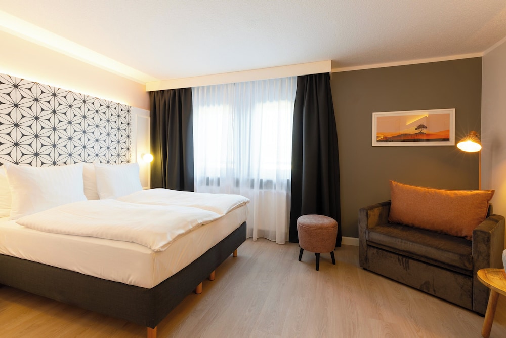 Standard Room, 1 Queen Bed with Sofa bed (Up to 3 Adults) photo 1