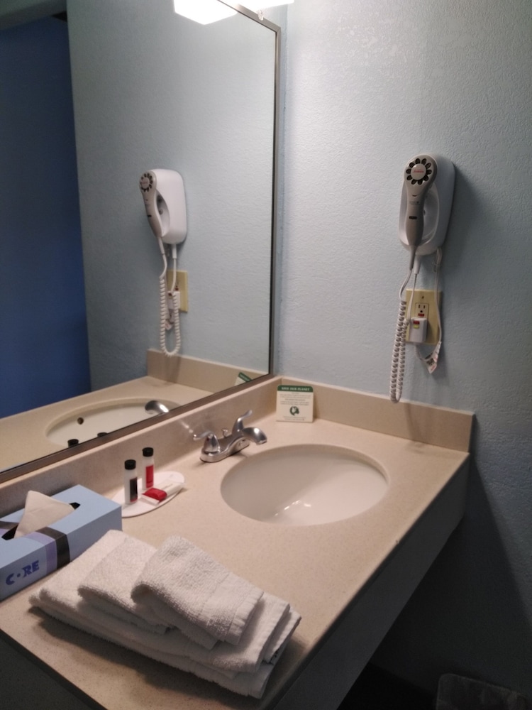 Suite, 1 King Bed, Non Smoking, Refrigerator & Microwave photo 3