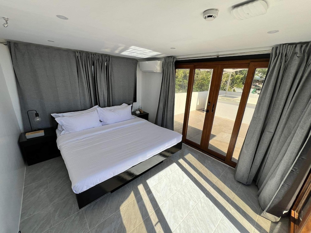 Executive Penthouse, Partial Sea View photo 1