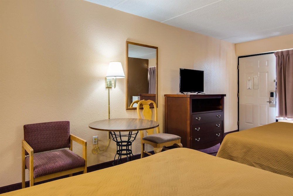 Standard Room, 2 Queen Beds, Smoking photo 3