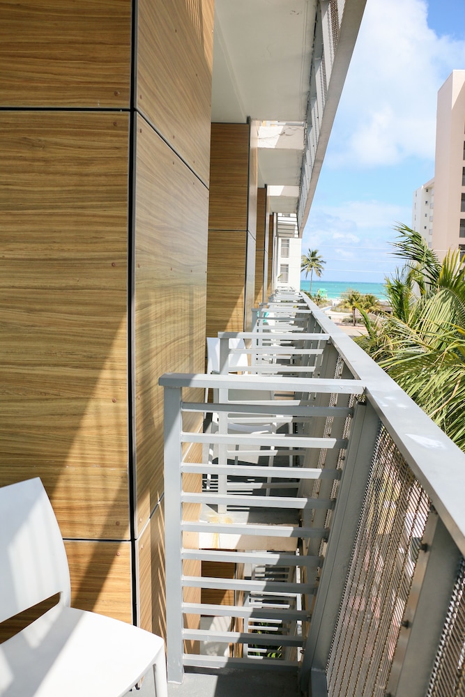 Deluxe Room, 1 King Bed, Partial Ocean View - Photo 9