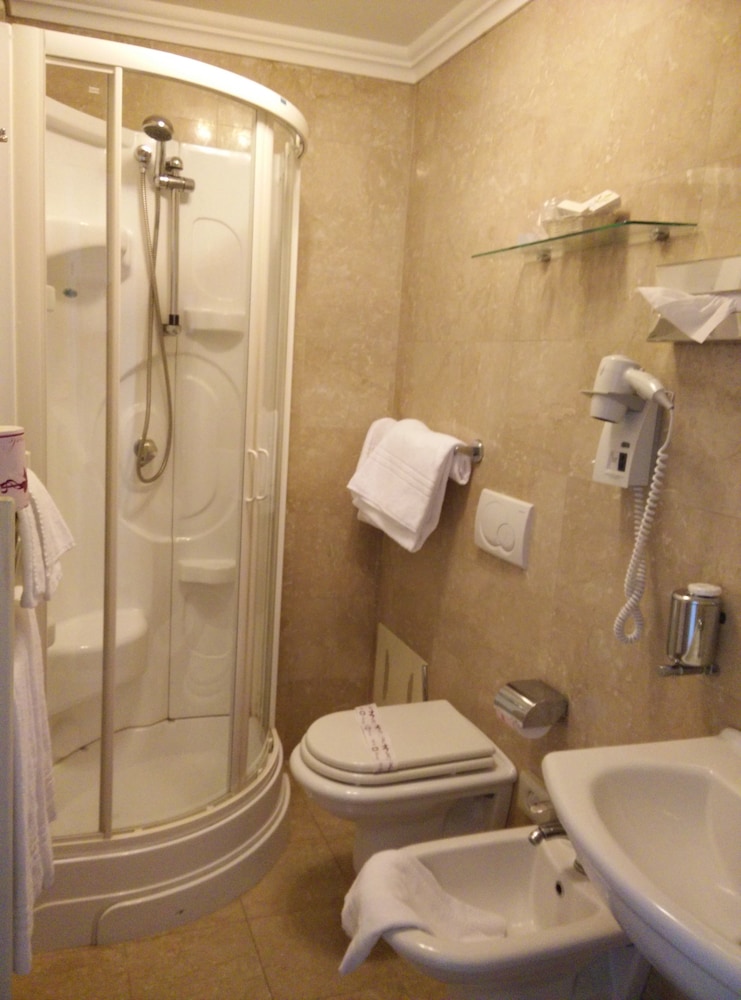 Classic Double Room thumbnail 6
